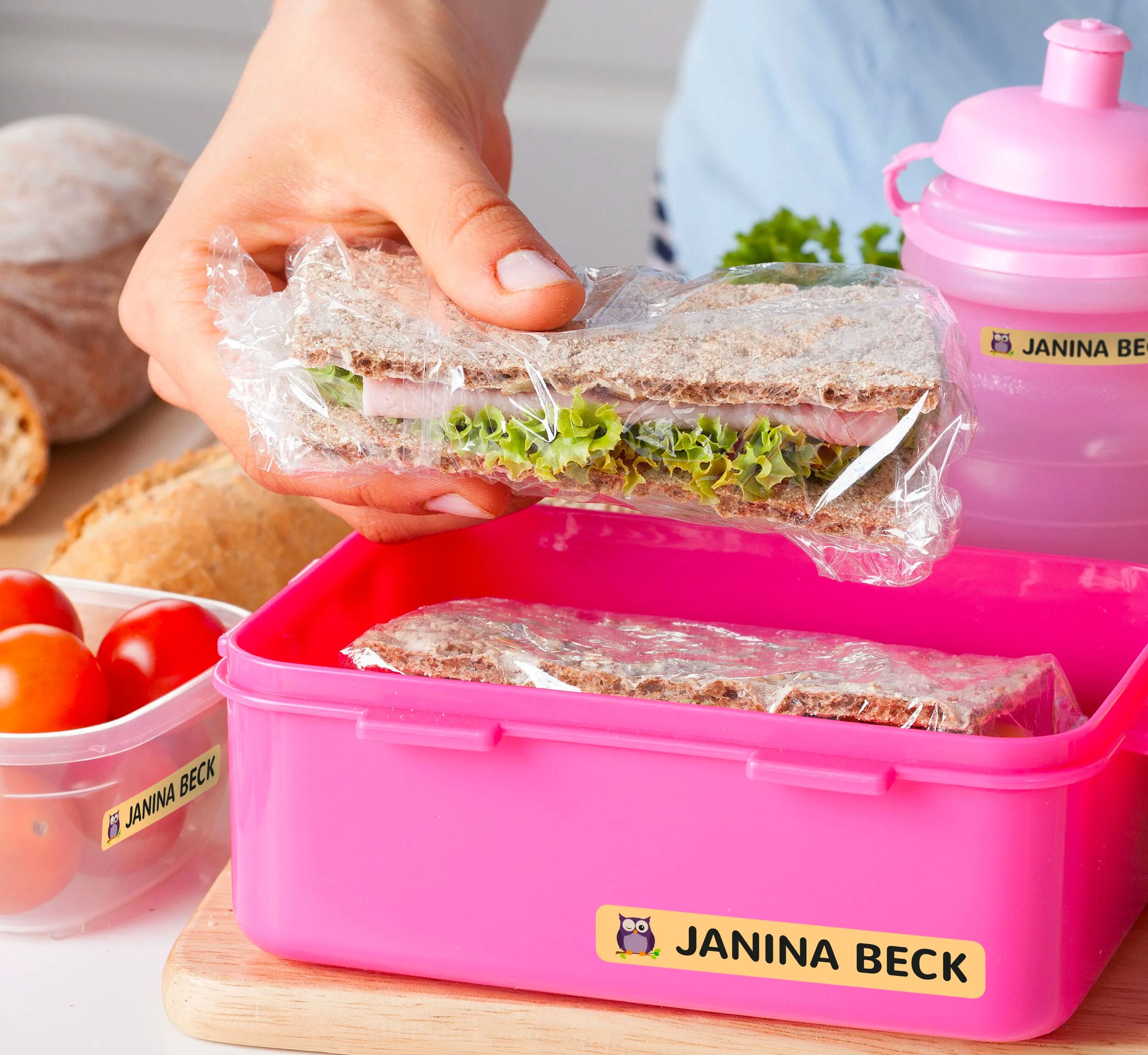 XL-Namensaufkleber mit Kindermotiv im Familienalltag