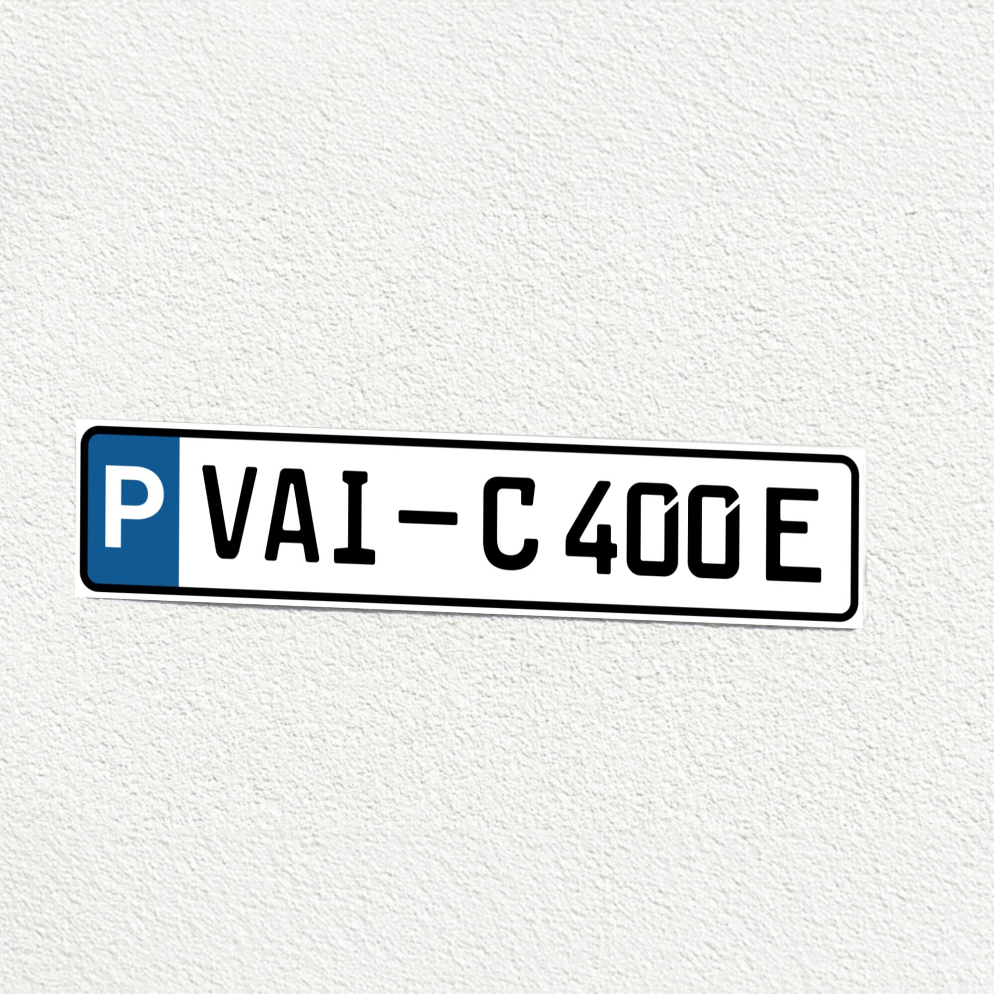 Parkplatz-Schild im KFZ-Kennzeichen-Format an Wand montiert