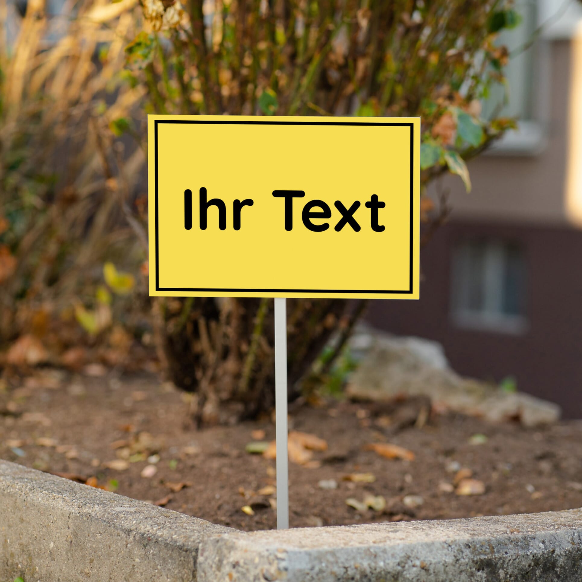 Schild mit Wunschtext in der Anwendung am Privatgrundstück
